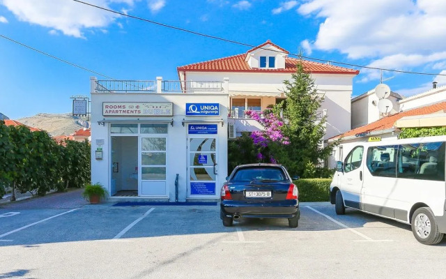 Apartments & Rooms Buble