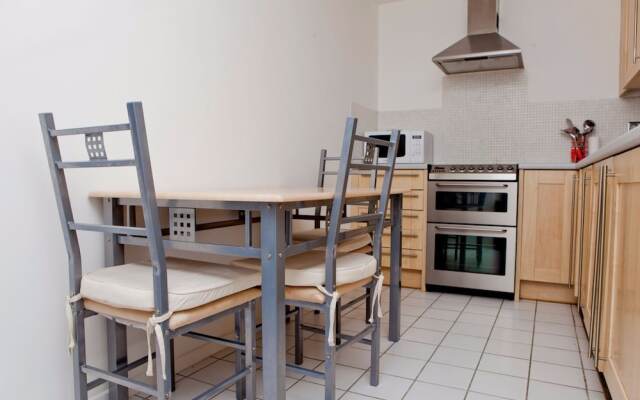 Warm East London Apartment - Sleeps 4