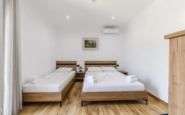 Bliss Triple Room in Gjirokast r