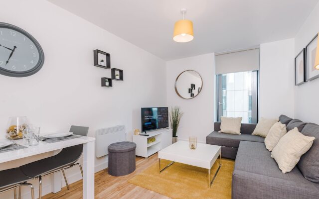 Contemporary 1 Bed Apartment Media City