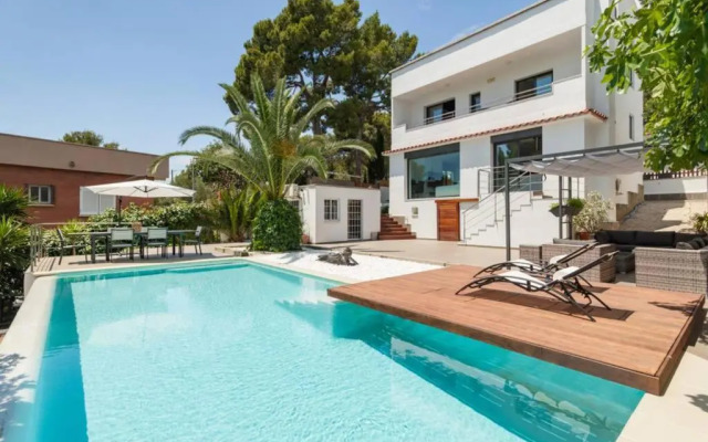 Moderna villa con piscina y amplio jardín