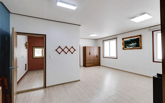 Baenaegol Paraeso Redroof Pension