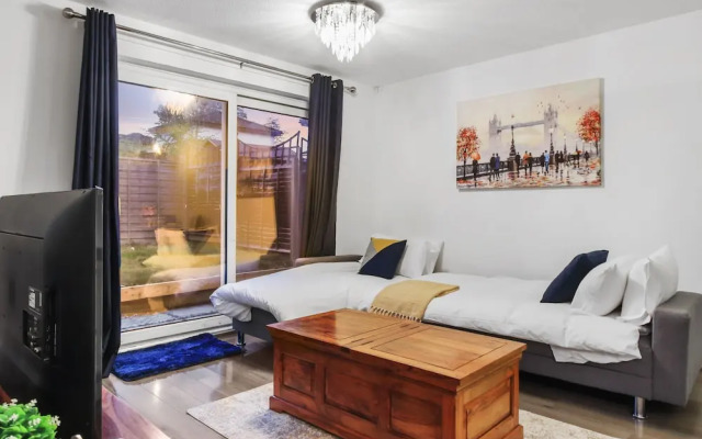 Inviting 2-bed House in Milton Keynes - Netflix