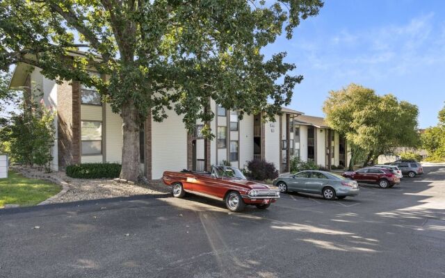 Retreat at the Pointe In the Heart of the Ozarks w/ Famed Branson Attractions