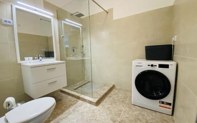 Deluxe Apartment with Balcony & Parking