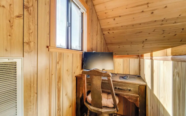 6 Mi to Sugar Bowl Resort: Soda Springs Cabin!