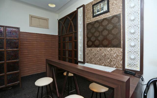 OYO 16520 Green's Hotel
