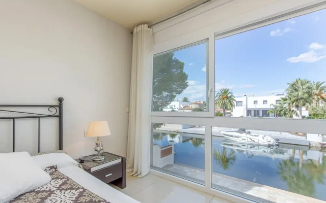Villa in Empuriabrava With Private Pool & Mooring
