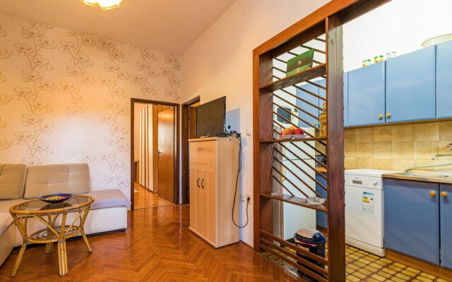 Nice Apartment in Pula with Hot Tub & 2 Bedrooms