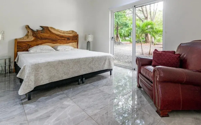 House and Apartment With Private Pool - Walk to Beach