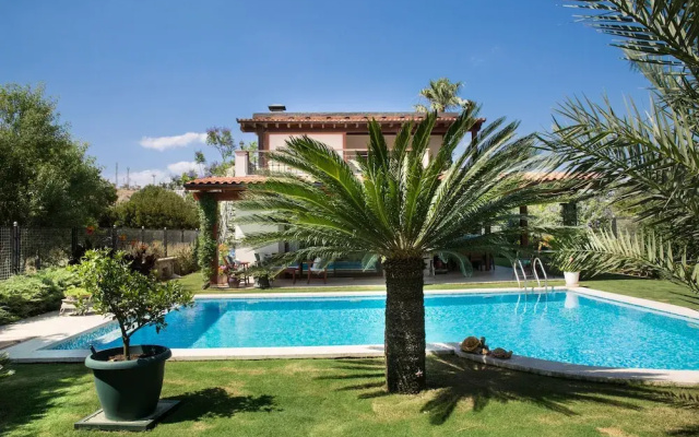 Important Group Villa Dream