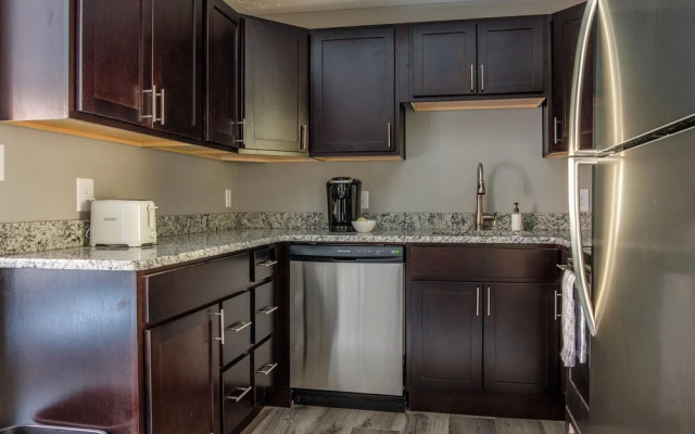 Large 2BR Apt Near Perk Plaza