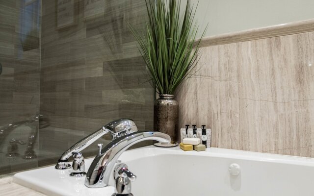 QuickStay - Chic & Modern Townhouse in Little Italy