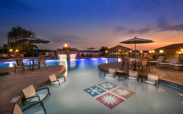 Lodge Of Four Seasons Golf Resort, Marina & Spa