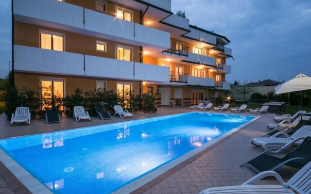 Peschiera With Pool & Parking