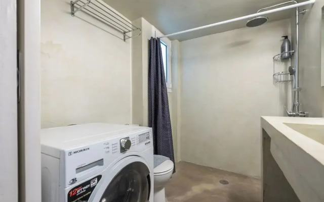 Stylish 2 Bd Urban Retreat Near Panormou