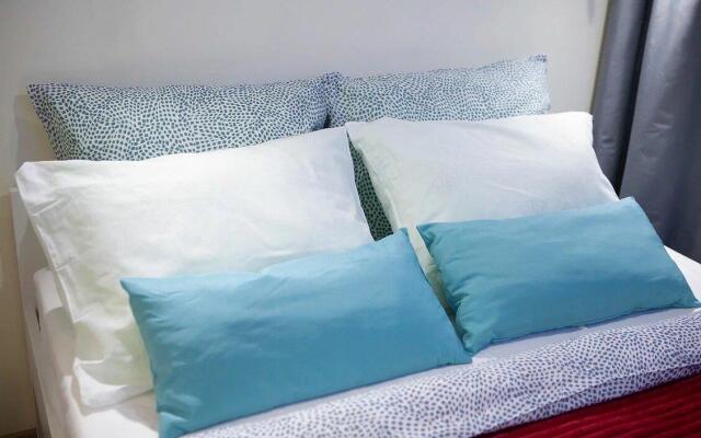 Диван и чемодан на улице Сибиряков-Гвардейцев