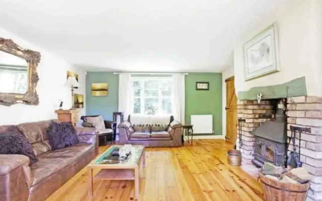 5-bed Home - Sleeps 12, Pool, Garden & Play Area