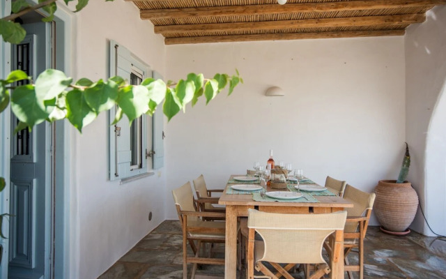 Family Seafront Villa, 1´ From the Beach