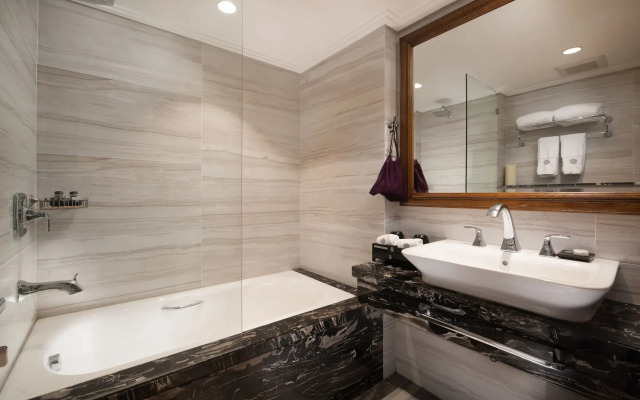 Peridot Gallery Classic Hotel