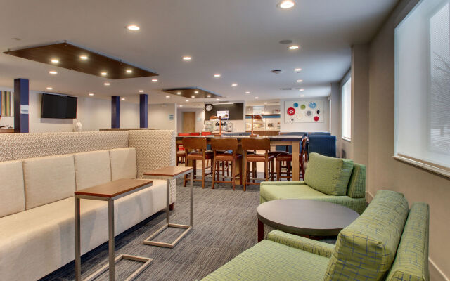 Holiday Inn Express & Suites Lincoln East - White Mountains by IHG