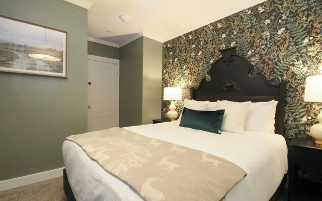 The Aurora Inn & Cottages