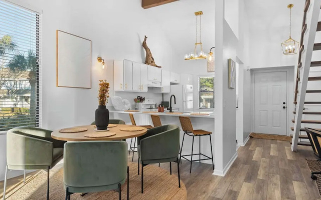 Spacious Family-friendly Retreat Beach Walkable