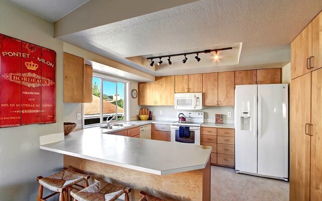 Phinney Suites Retreat - Two Bedroom Townhome with Fireplace