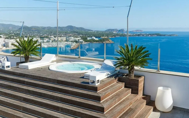 Lavish Villa With Infinity Pool and Views