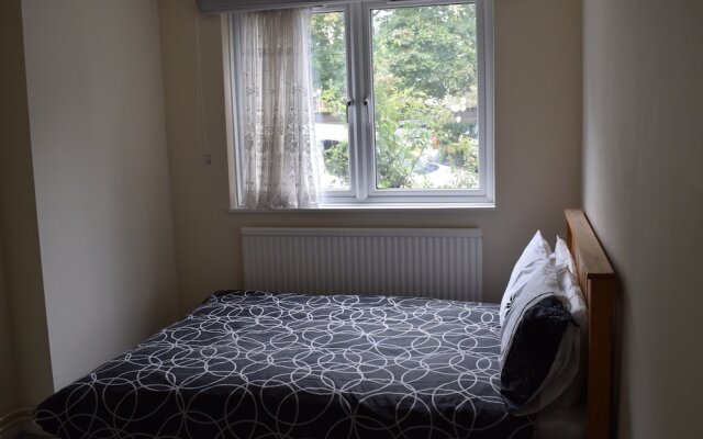Spacious 2 Bedroom House in Bow