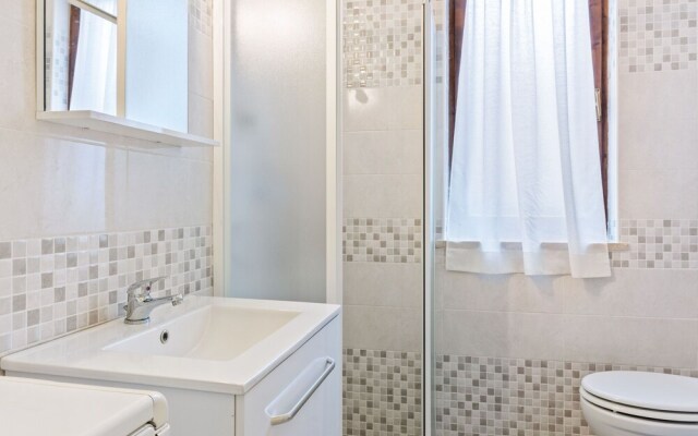 Comfortable Apartment With Library And Swimming Pool