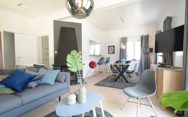 Modern Holiday Home in Waulsort with Terrace