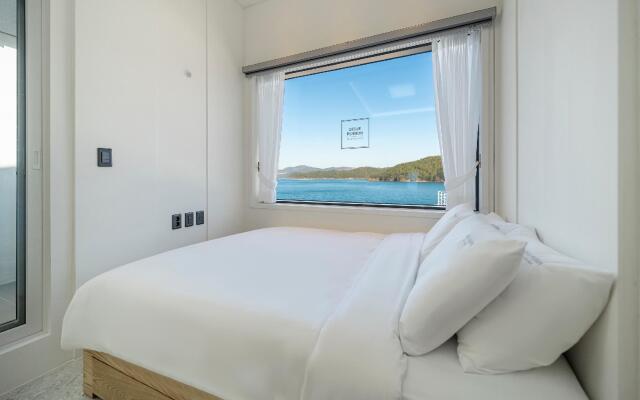 Geojae Uon Poolvilla Pension