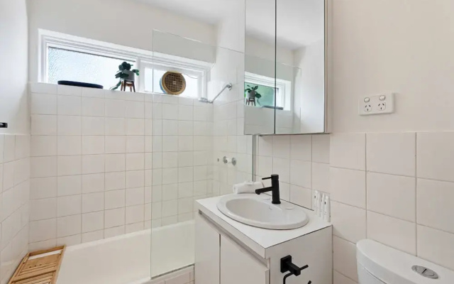 Contemporary 1-bed Unit Near Chapel St