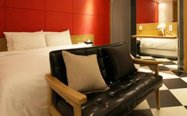 Two Be In Tourist Hotel