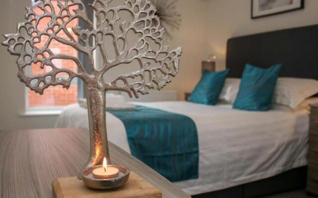 No11 Luxe Living Guest House-Sleeps 6-Family Friendly-Private Parking-Wifi-City-Beach