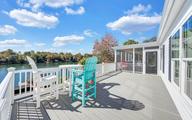 Family Lake Retreat w/ Screened Deck!
