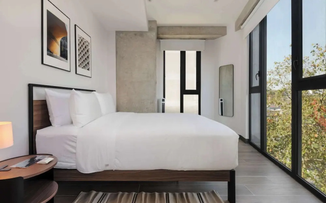w Deluxe 3BR w Balcony in Interlomas