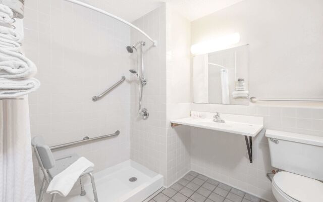 Super 8 by Wyndham Grand Rapids