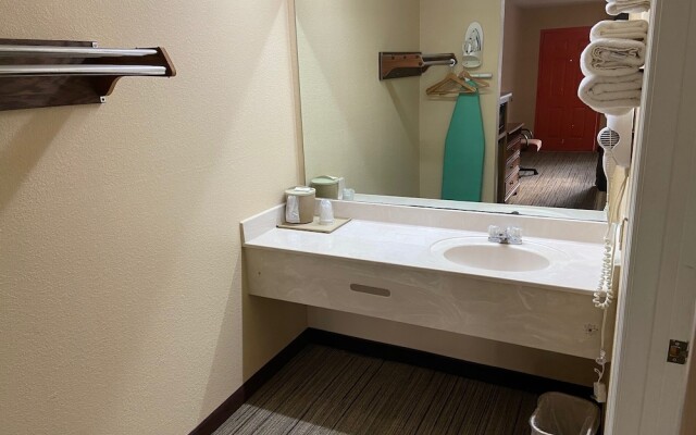 Ashwood Inn & Suites