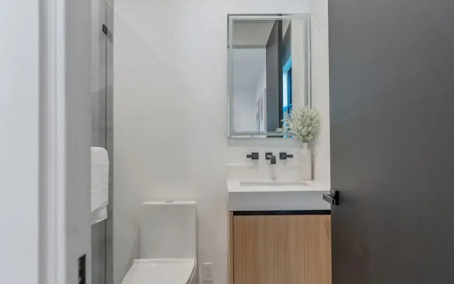 Noble Modern - Urban Sanctuary in Sherman Oaks With Poolside and Patio