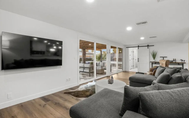 Desert Dreaming Deluxe Retreat w Pool Putt