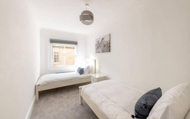 2 Bed City Centre Apartment 1 min from Bath Abbey