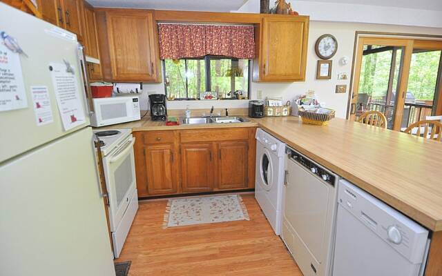 Fox Hollow - Cozy Den With a Hot Tub