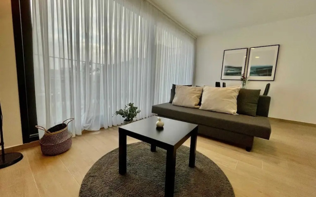 Modern 1BR Near Diamond District by Oneluxstay