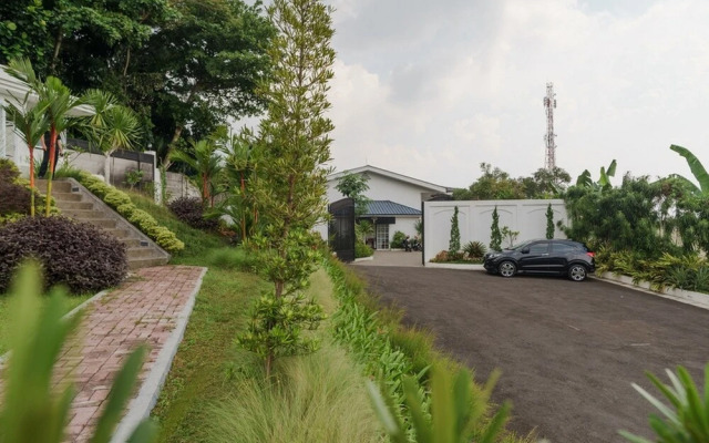 RedDoorz Plus near Exit Toll Puncak 2