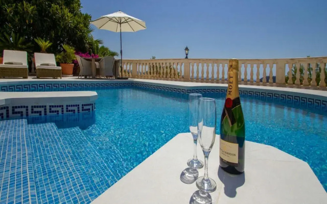 Lavish Villa With Saltwater Pool
