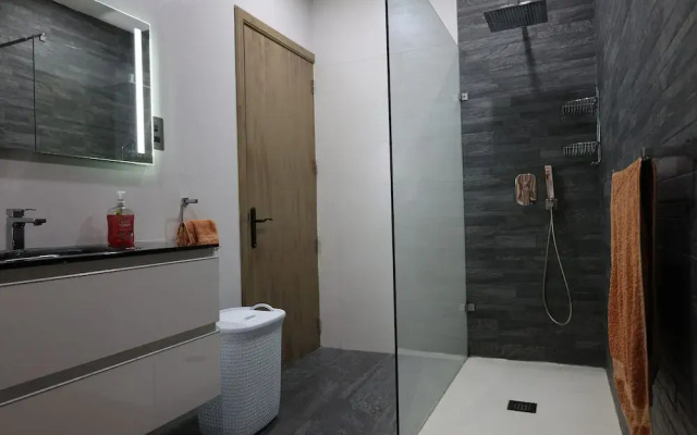 Room-very Bright Well Kept Apartment