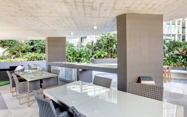 Modern 2 Bedroom Apartment In Fabulous Location