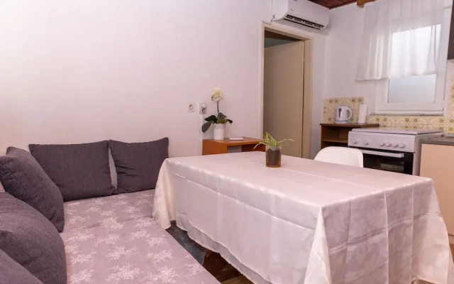 Old house with terrace - for guests on a budget